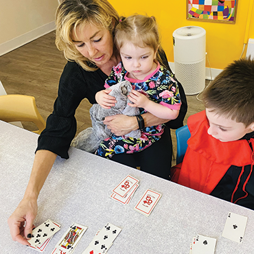 Une bénévole, accompagnée de notre éducatrice, joue avec les enfants pendant leur séjour d'hébergement chez Répit Providence.