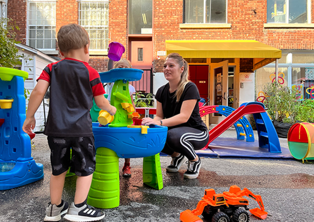 L'éducatrice de Répit Providence Maison Hochelaga-Maisonneuve joue avec les enfants durant leur répit afin que leurs parents puissent se reposer.