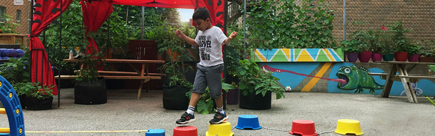 Enfant qui s'amuse lors de son répit dans la cour de l'organisme à Montréal
