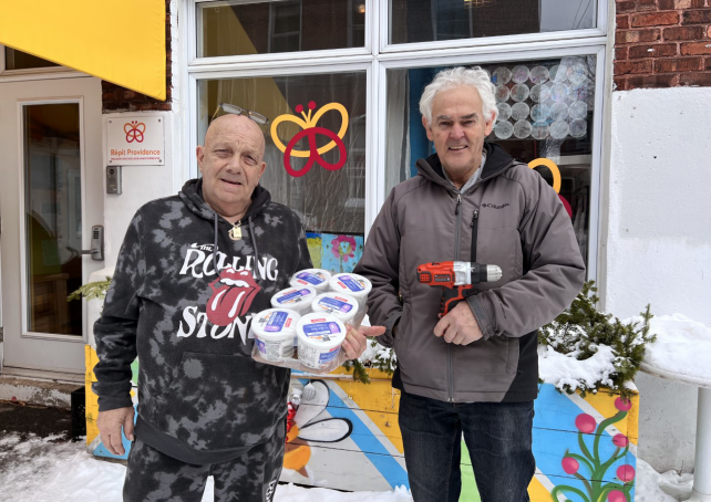 Gilles, bénévole pour notre banque alimentaire, et Marcel, bénévole menuisier, devant notre maison de répit. 