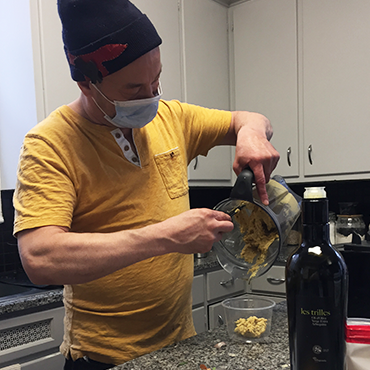 Le chef cuisinier de la maison d'hébergement Répit Providence à Montréal en train de préparer le dîner des enfants. 