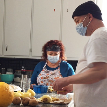 Bertrand Lacour, propriétaire du restaurant Cabotins dans Hochelaga à Montréal, cuisine avec Christiane, une bénévole de notre organisme.